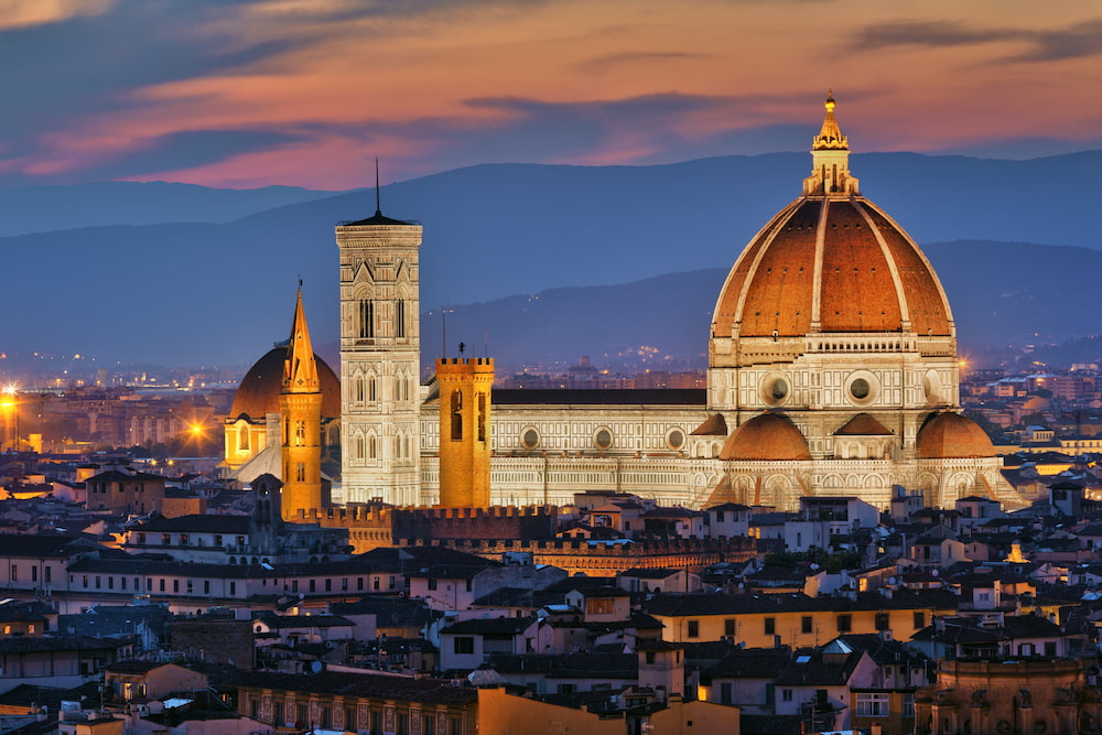 Vista aerea della facciata dell'elegante Villa Reale di Firenze, Lombardia, Italia settentrionale. A volo d'uccello del bellissimo Palazzo Reale di Firenze. Fotografia con drone in Lombardia.