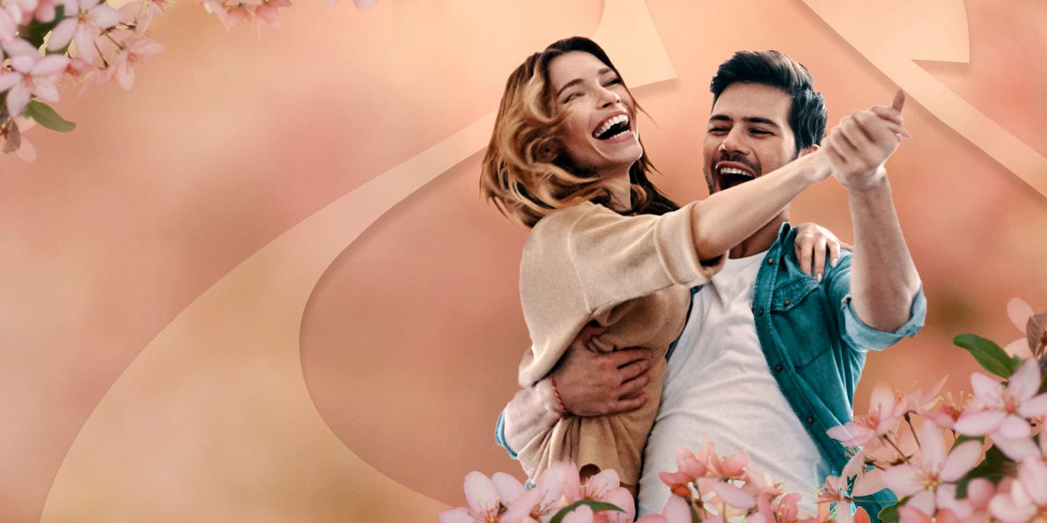 Giovane coppia innamorata che balla